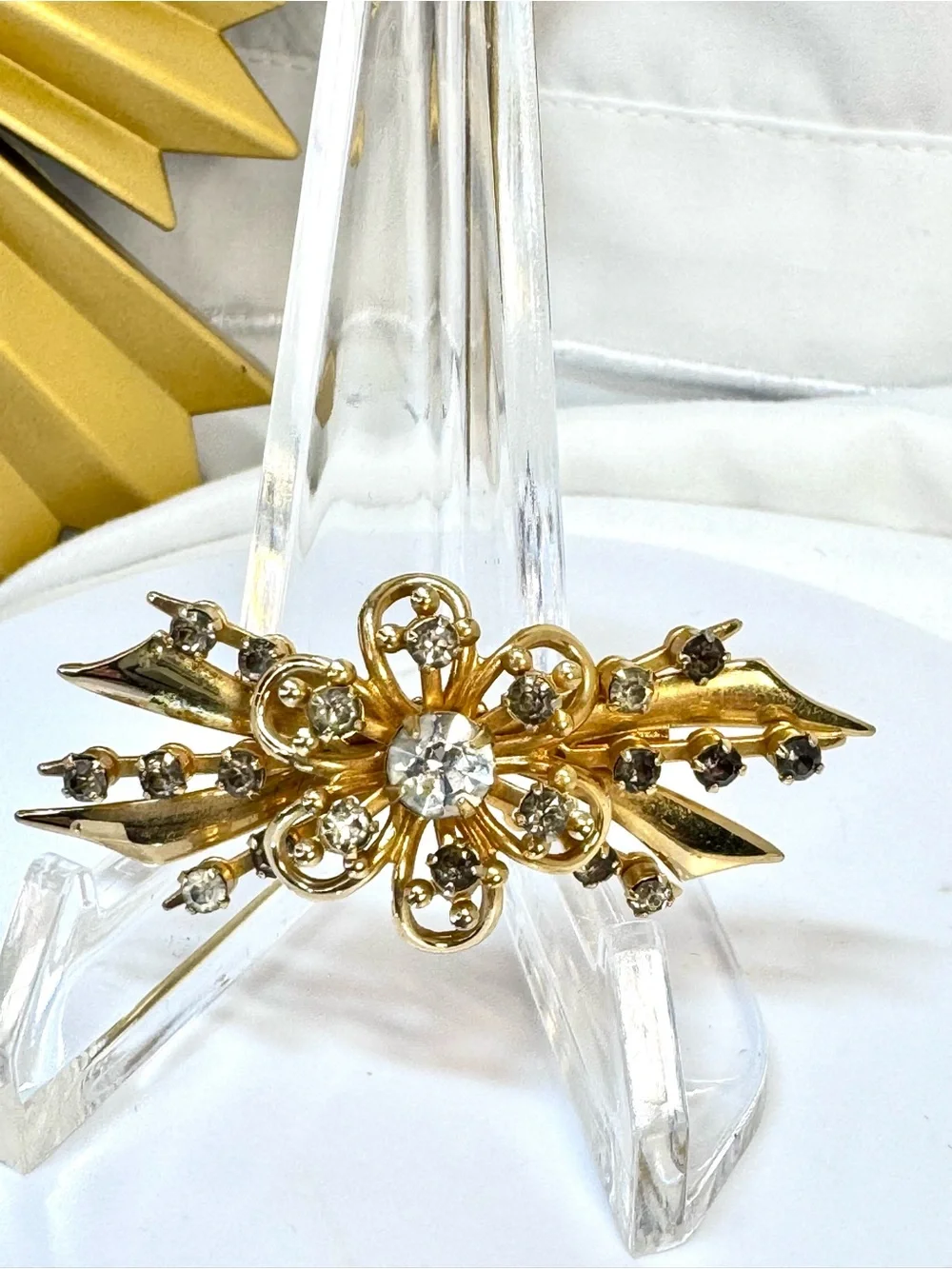 Elegant Crystal Floral Brooch-vintage